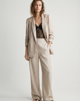 Pantalones fluidos de cintura alta con textura beige para mujer y blazer elegante a juego