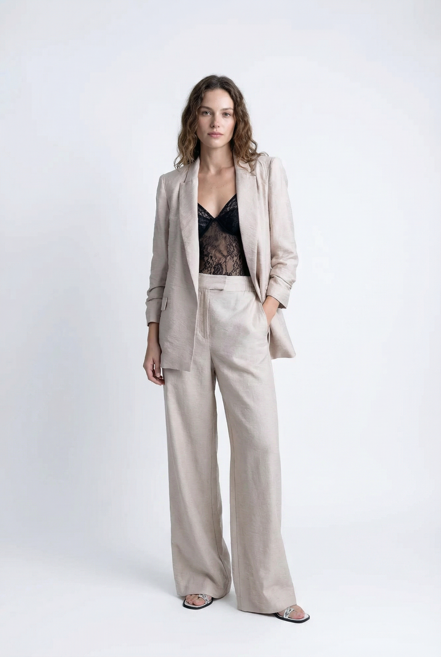 Pantalon fluide beige texturé taille haute détail du produit