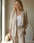 Pantalones fluidos de cintura alta con textura beige para mujer y blazer elegante a juego