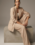 Pantalones fluidos de cintura alta con textura beige para mujer y blazer elegante a juego