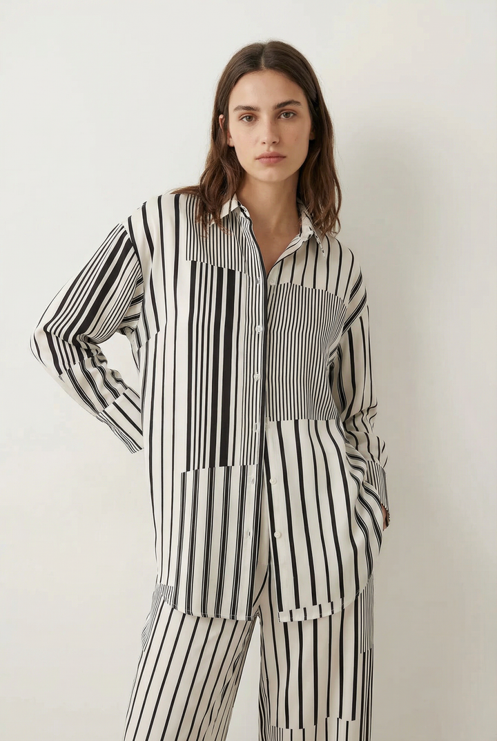 Vue rapprochée de la tenue à rayures noires et écrues, pantalon porté avec une chemise assortie