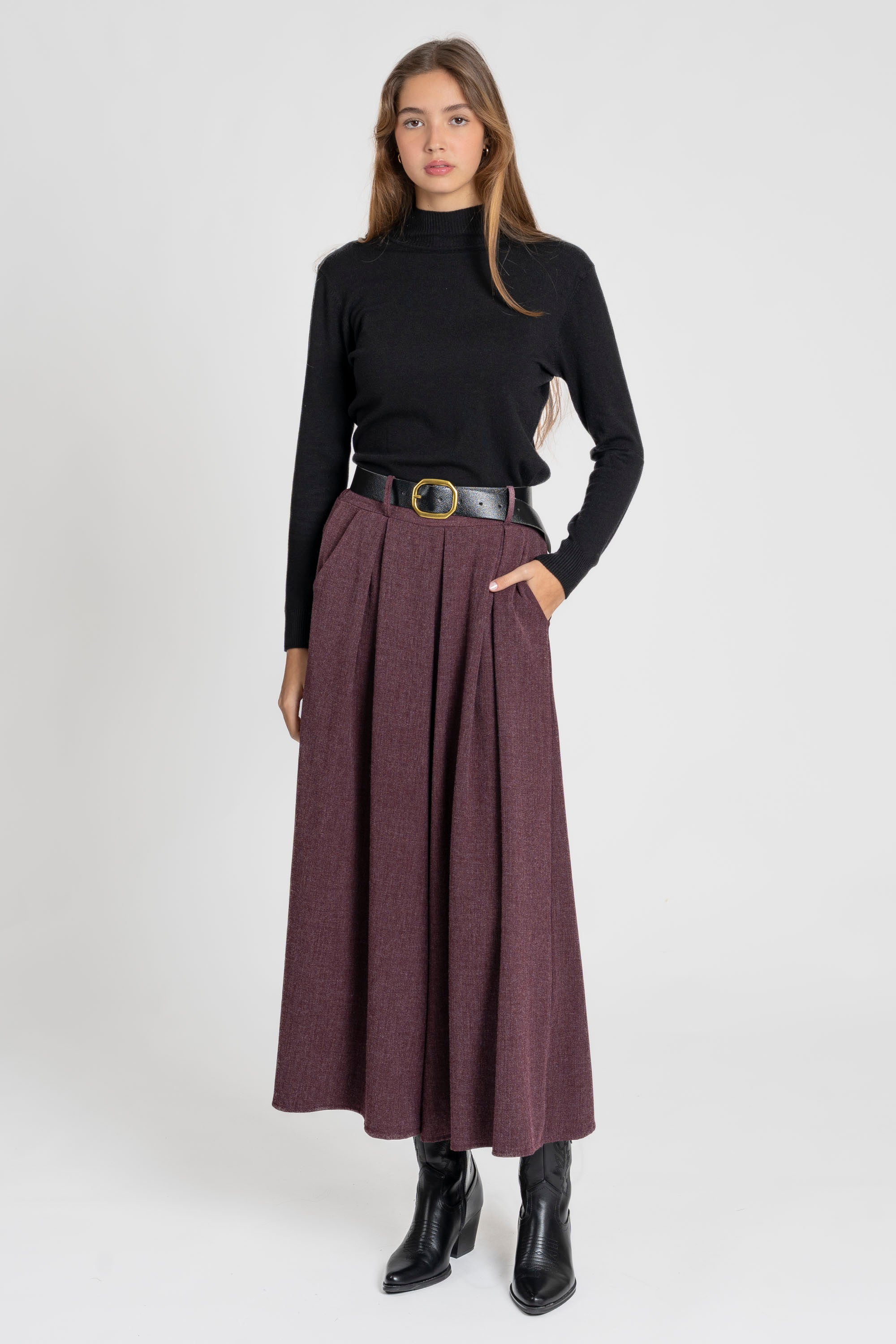 Femme en train de poser en pantalon large taille haute femme bordelais, avec un style chic et décontracté.