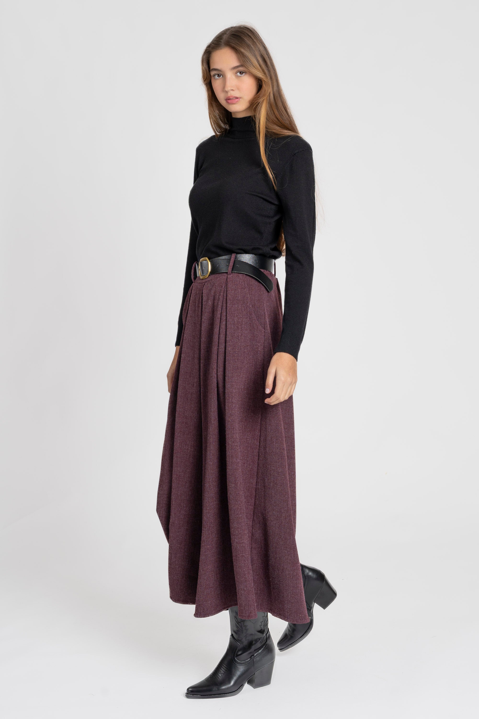 Pantalon large taille haute femme bordeaux vu de face, mettant en avant la coupe fluide.