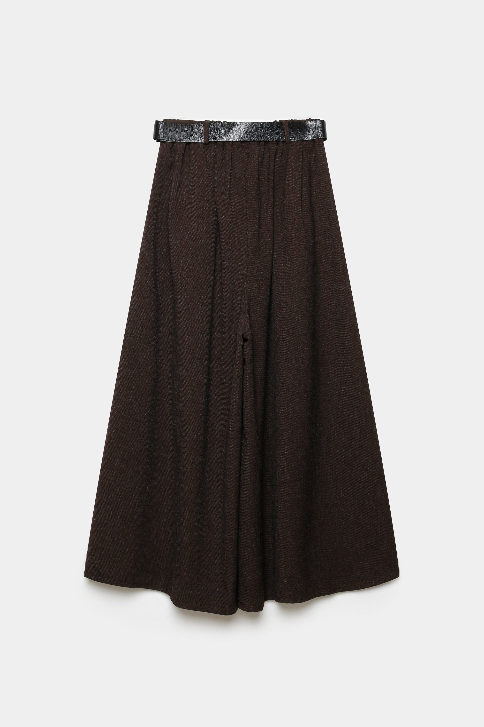 Pantalon large taille haute femme vu de derrière, montrant la taille haute et la ceinture élégante.