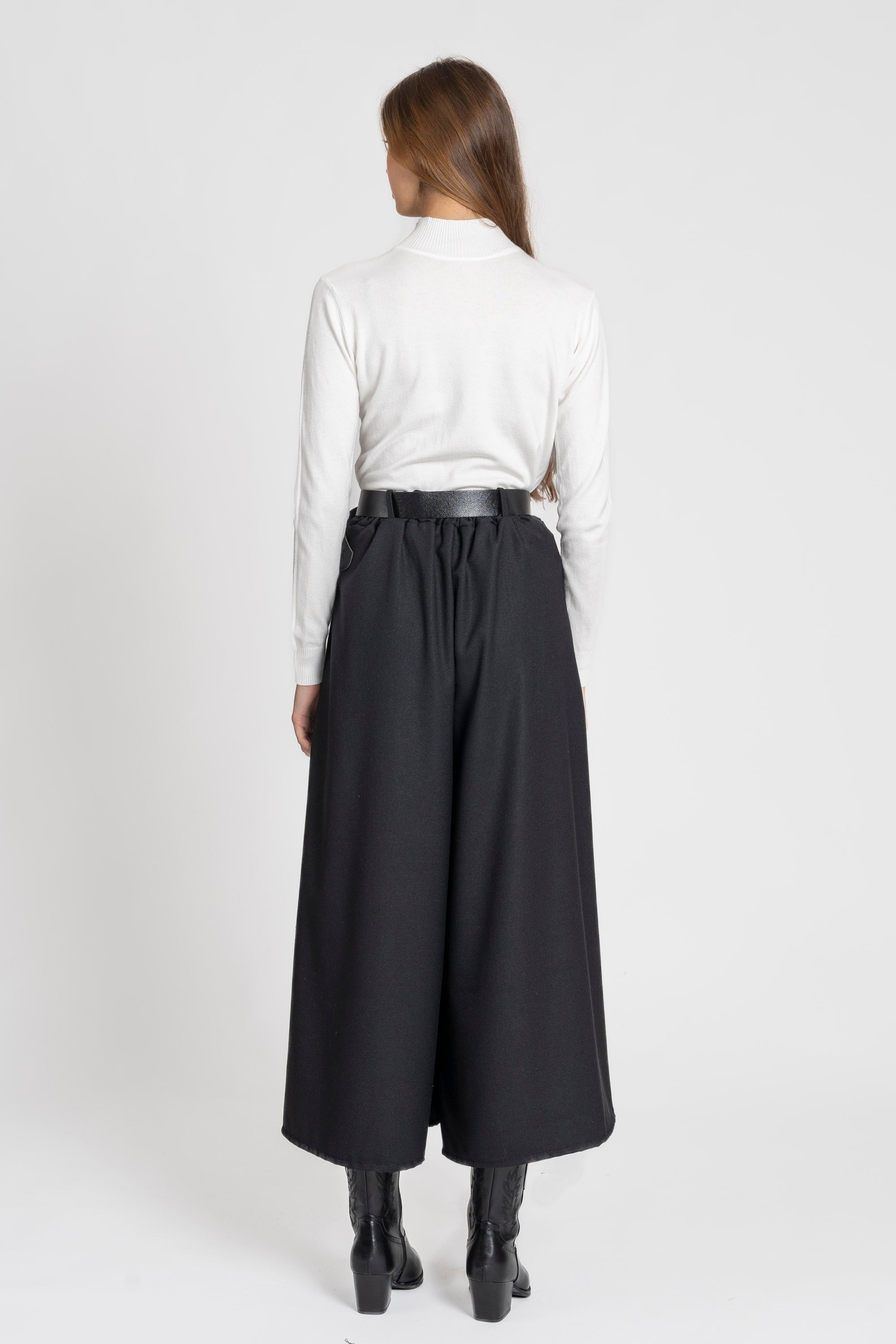 Pantalon large taille haute femme en noir, exposé sur un fond neutre, mettant en avant la ceinture.