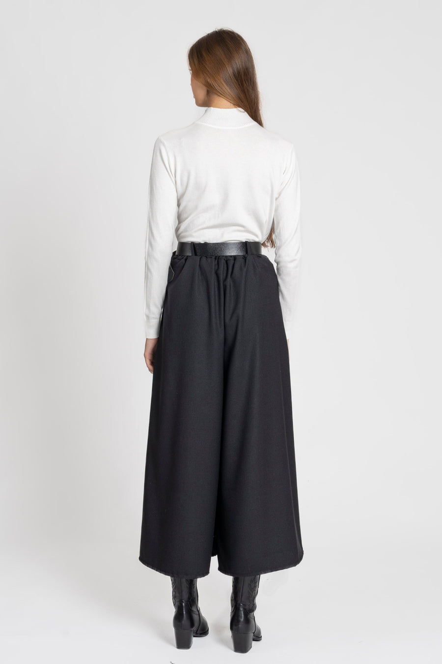 Pantalon large taille haute femme en noir, exposé sur un fond neutre, mettant en avant la ceinture.