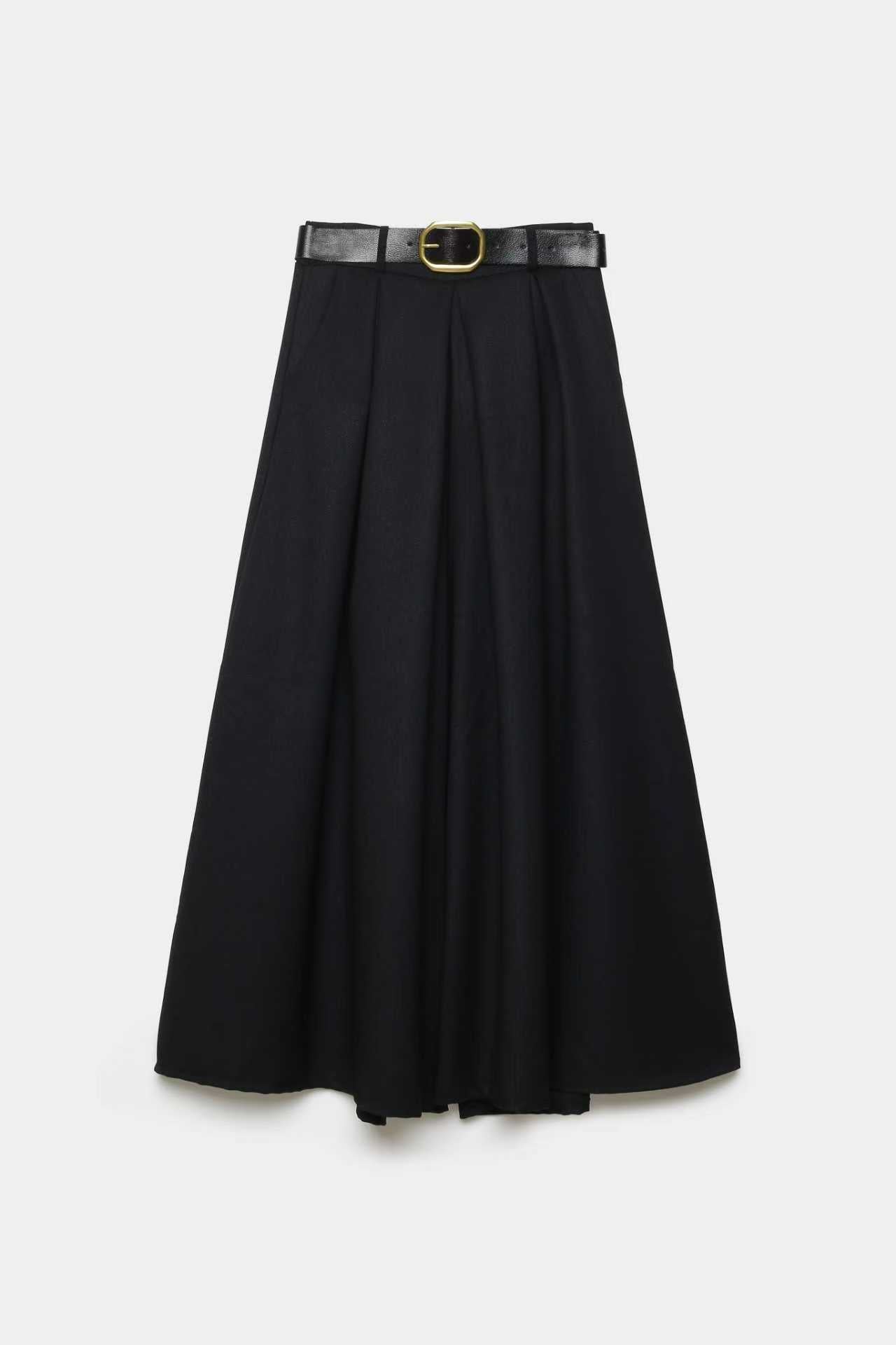 Femme portant un pantalon large taille haute femme d'une couleur bordeaux, associé à un haut noir.