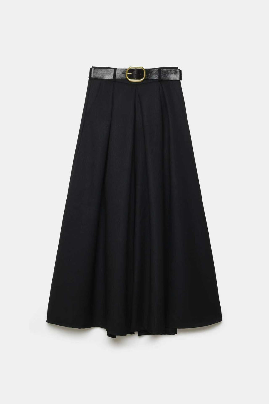 Femme portant un pantalon large taille haute femme d'une couleur bordeaux, associé à un haut noir.