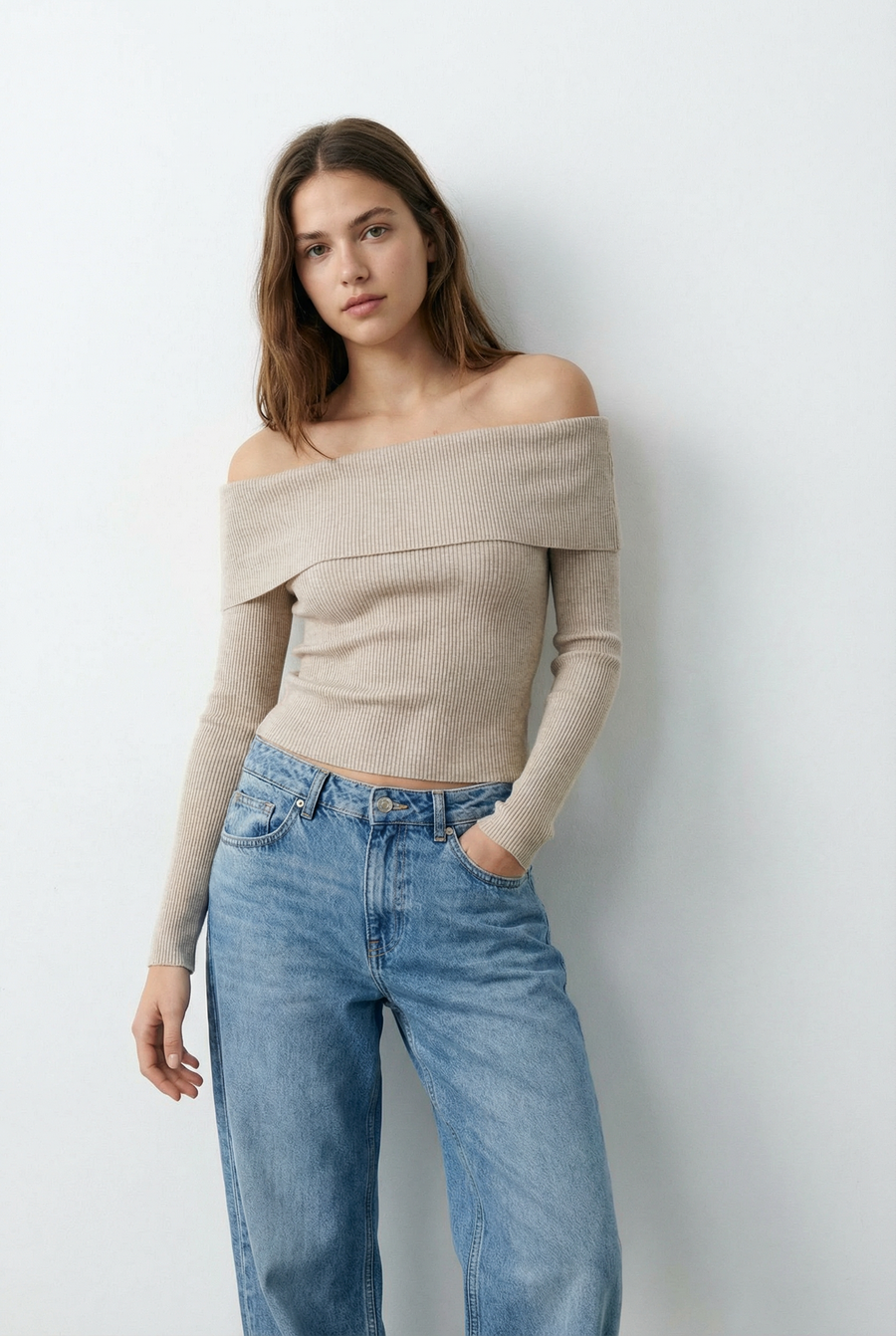 Pull beige épaules dénudées détail du produit