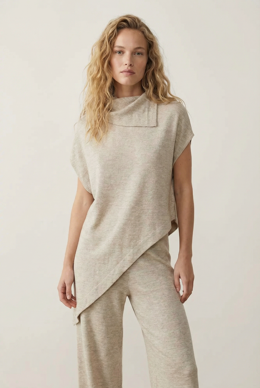 Pull cape beige élégant vue principale