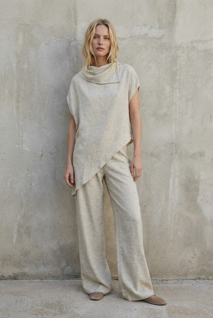 Pull cape beige élégant vue portée
