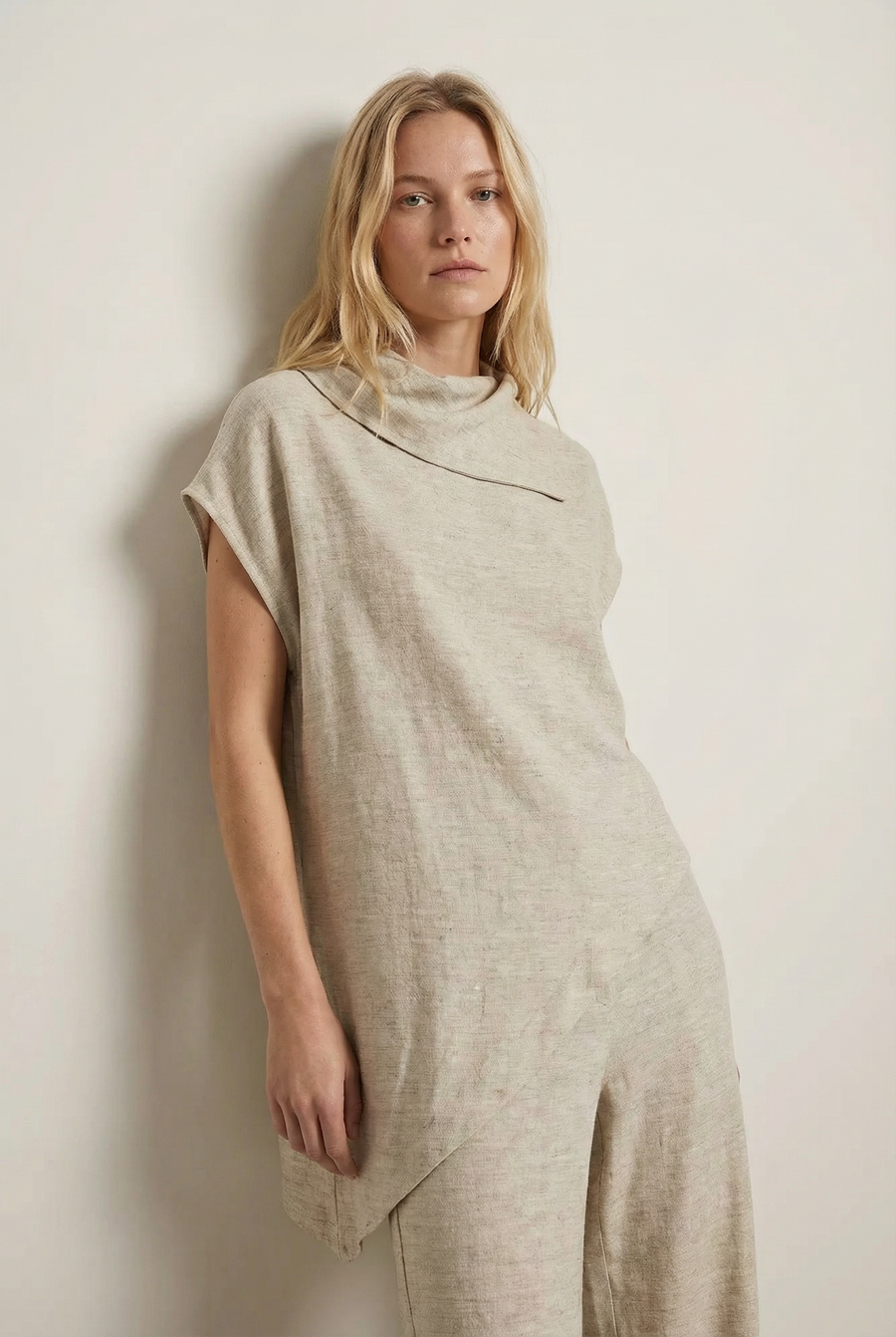 Pull cape beige élégant détail du produit