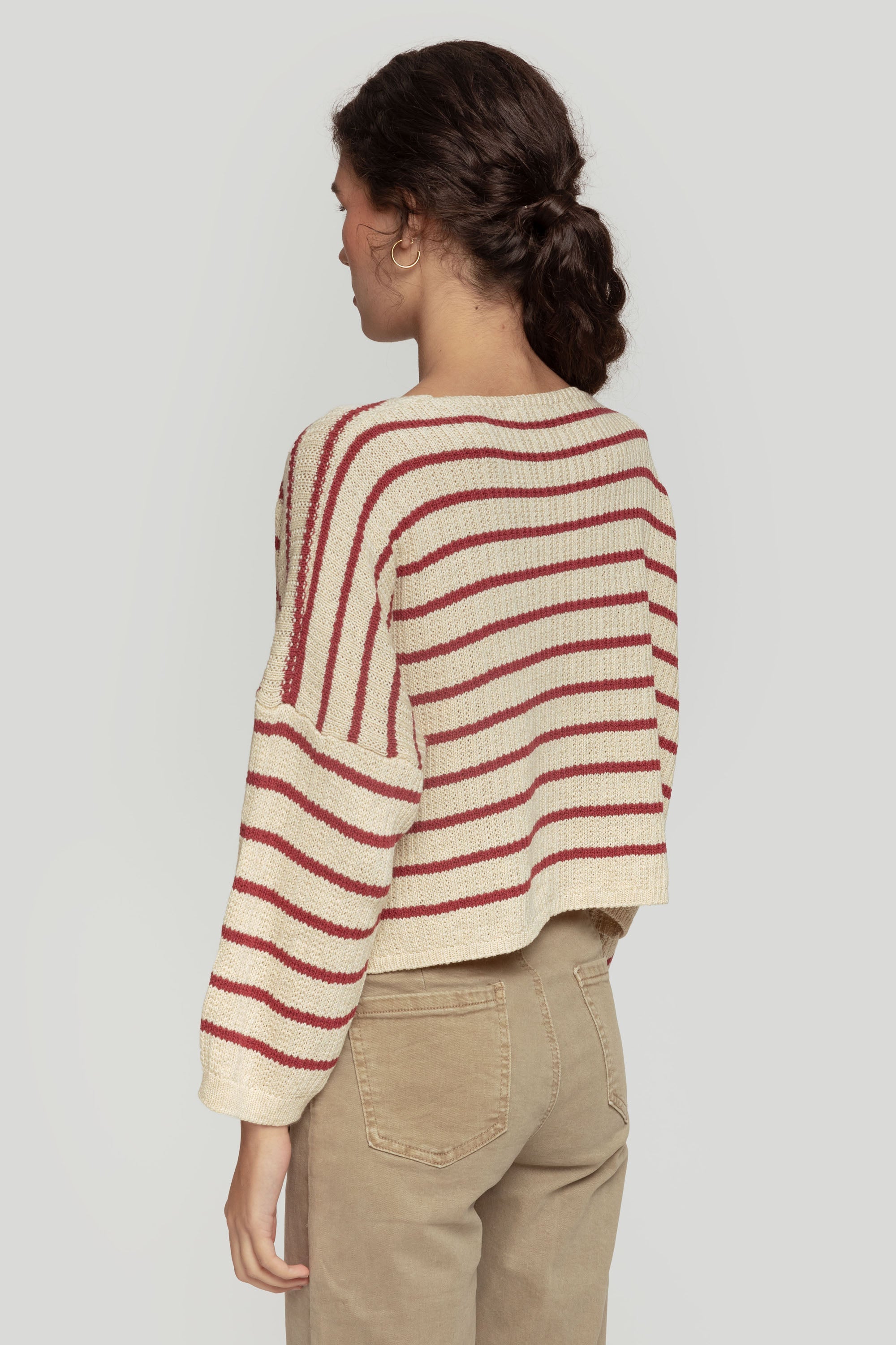 Vue arrière d'un pull court femme en maille torsadée col V style cropped, mettant en avant le design à rayures.