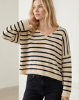 Pull court femme en maille torsadée col V style cropped