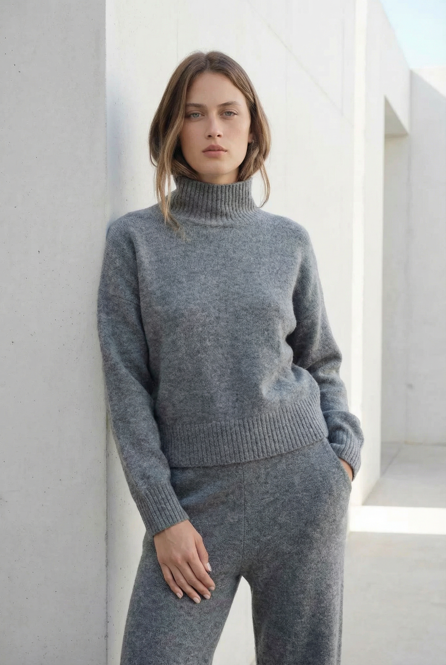 Pull court gris col roulé