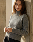 Pull court gris col roulé