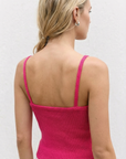 Top corto de punto acanalado fucsia o negro con escote en V profundo y tirantes finos