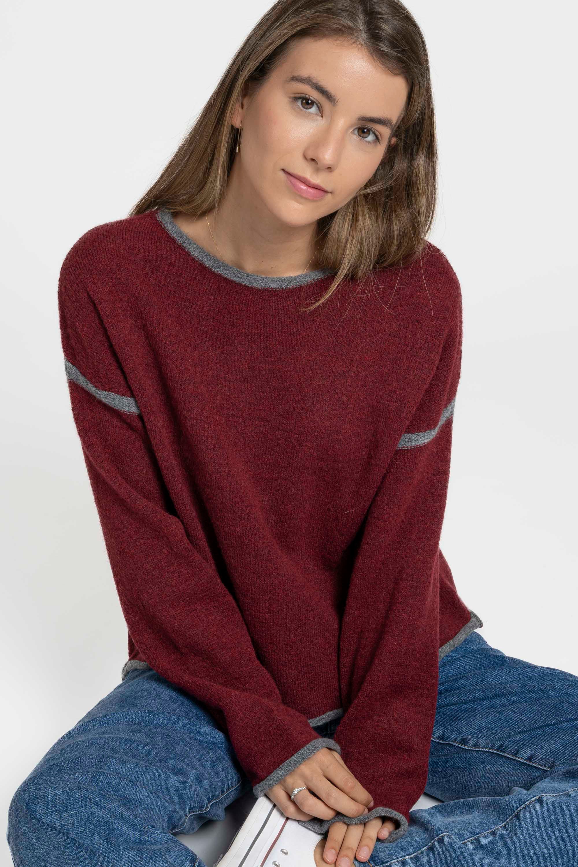 Pull en maille femme manches longues en laine mélangée, femme assise, style décontracté, couleur bordeaux.