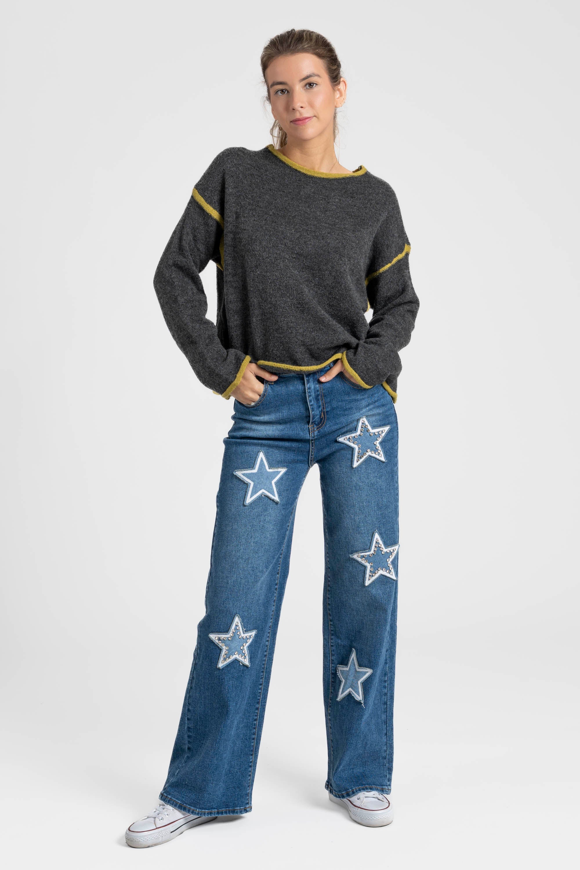 Pull en maille femme manches longues en laine mélangée, femme affichant un look décontracté, couleur gris.