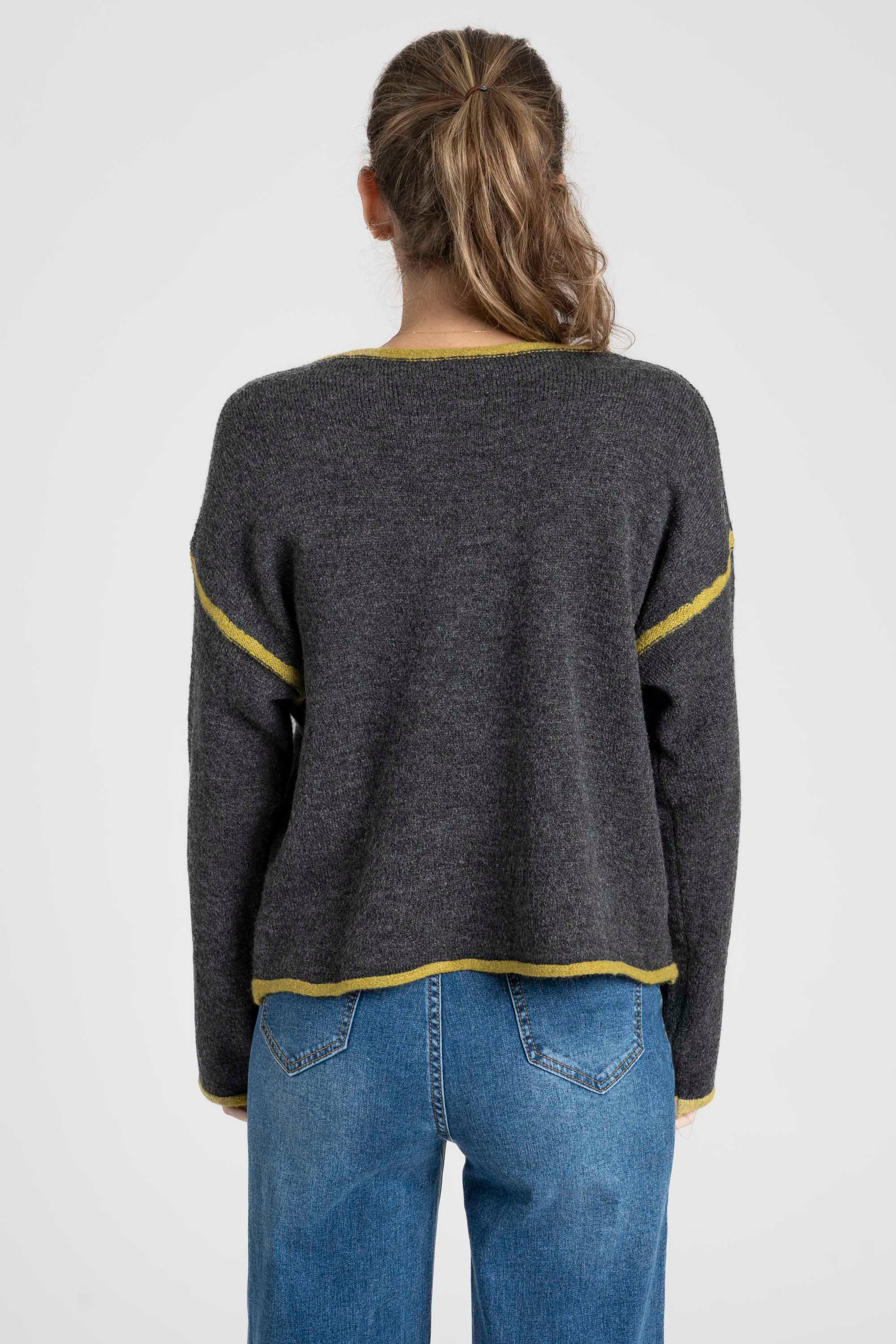 Vue arrière d'un pull en maille femme manches longues en laine mélangée, couleur gris, femme se retournant.