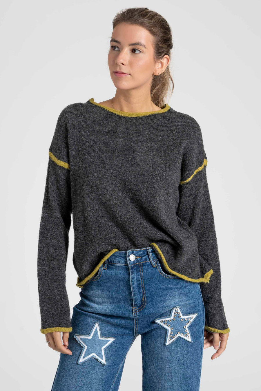 Pull en maille femme manches longues en laine mélangée, femme portant le pull, couleur gris.