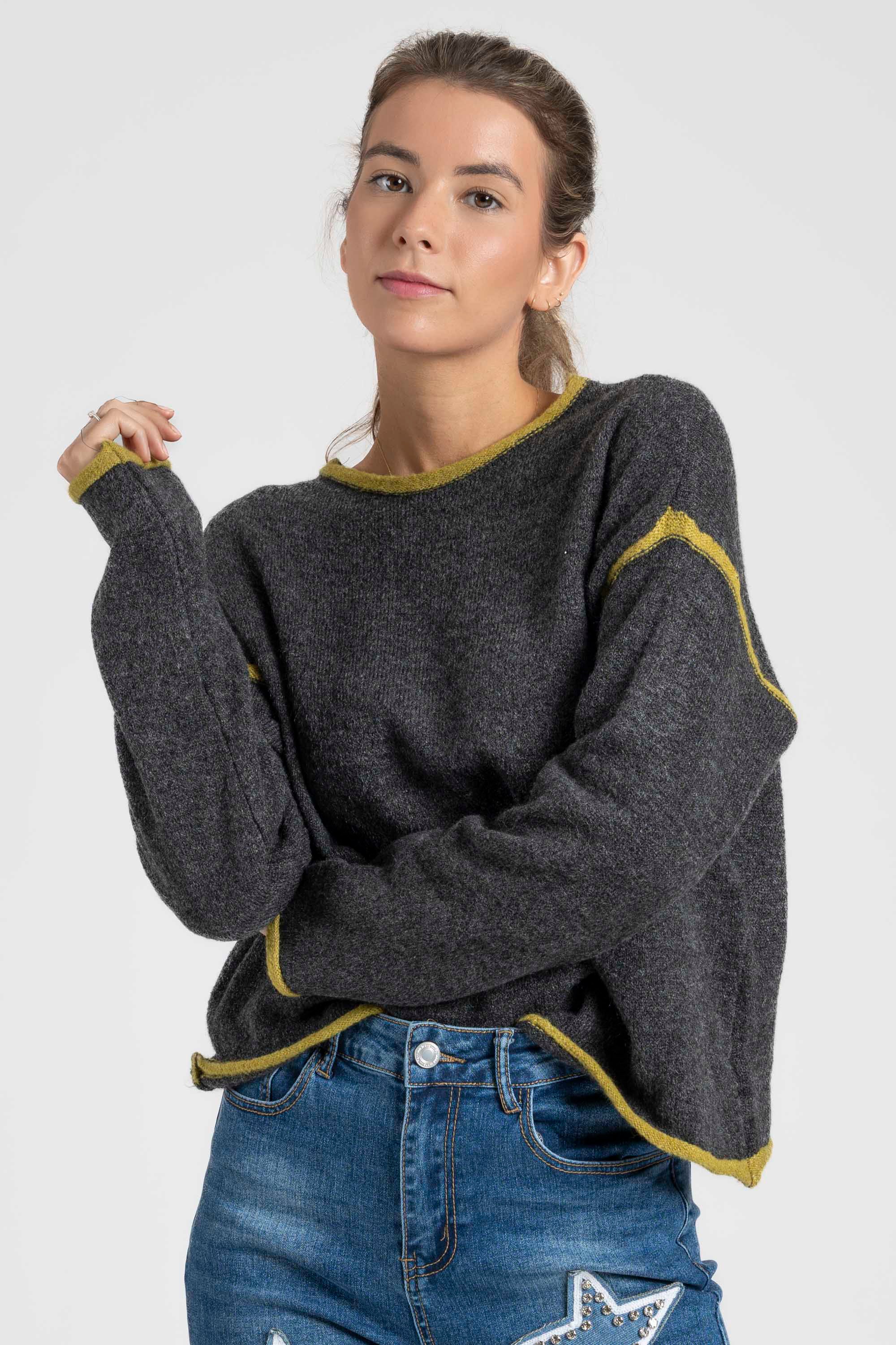 Pull en maille femme manches longues en laine mélangée, femme posant, couleur gris.