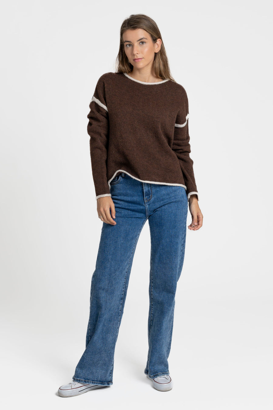 Pull en maille femme manches longues en laine mélangée, porté par une femme debout, style décontracté, couleur marron, associé à un jean.
