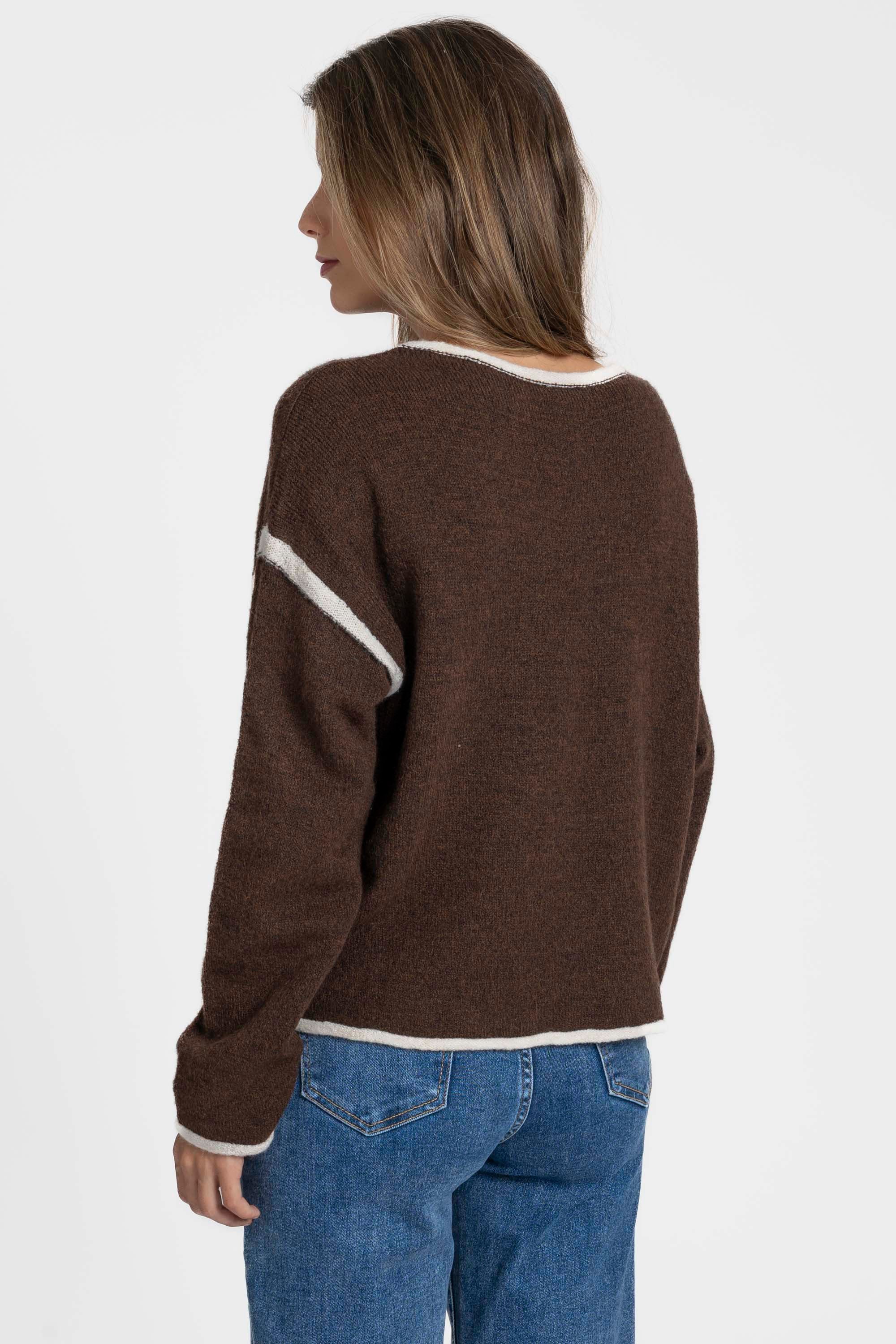 Vue arrière d'un pull en maille femme manches longues en laine mélangée, couleur marron, femme se retournant.