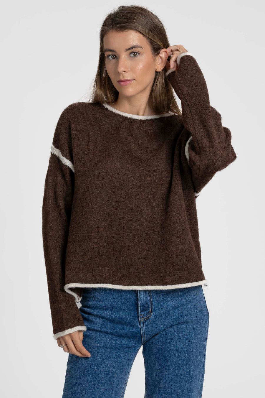 Pull en maille femme manches longues en laine mélangée, femme debout, touche élégante, couleur marron.