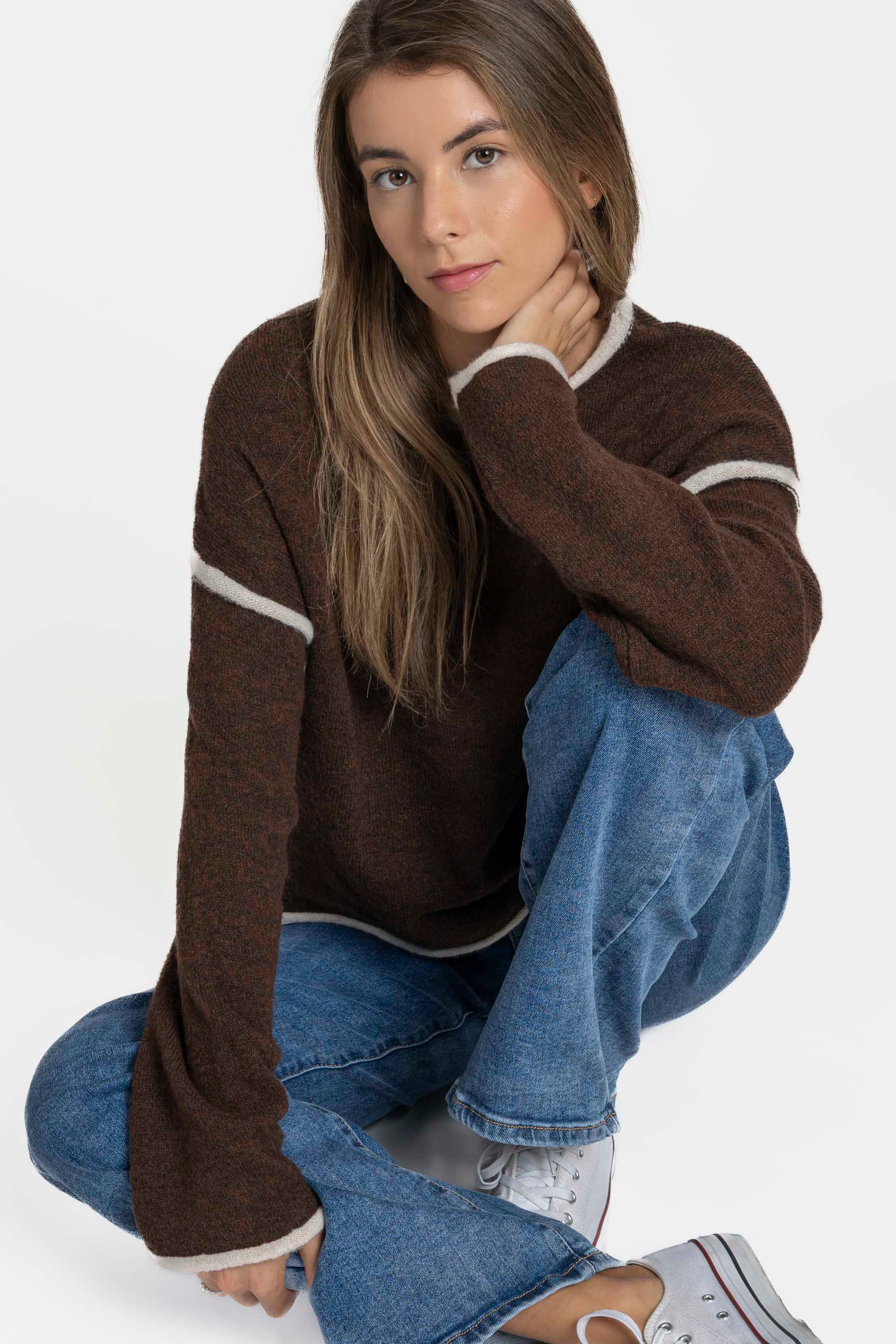 Pull en maille femme manches longues en laine mélangée, femme assise, regard pensif, couleur marron.