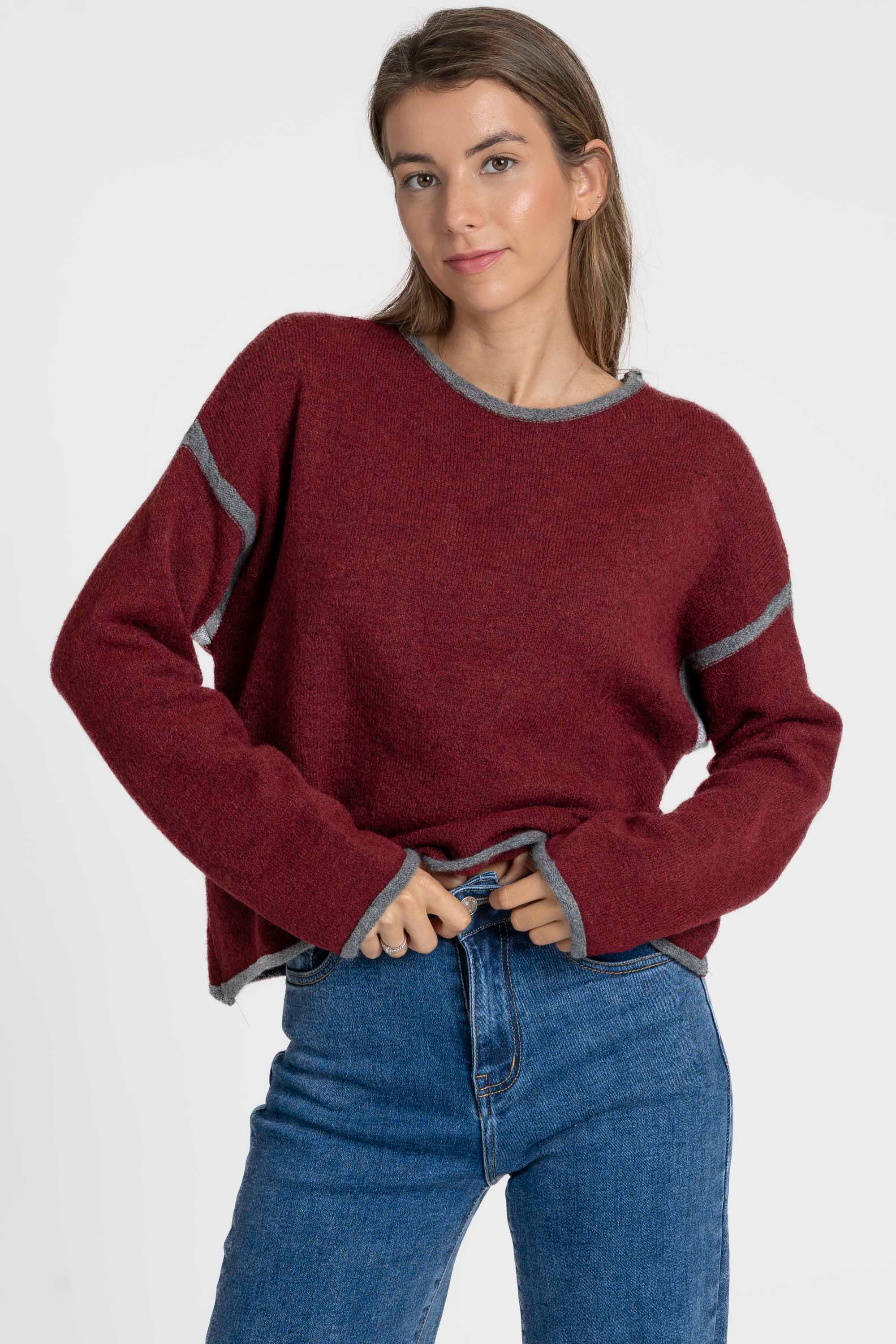 Pull en maille femme manches longues en laine mélangée, femme souriante, couleur bordeaux.