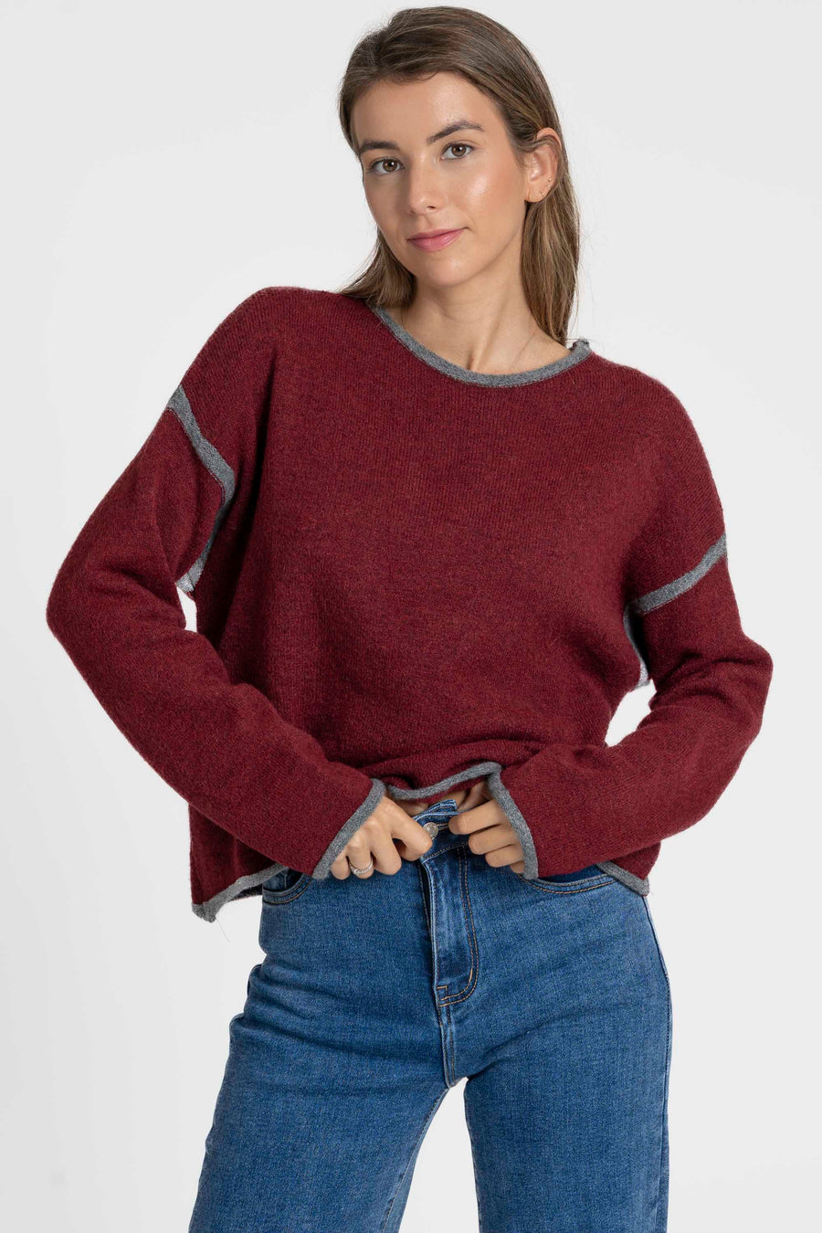 Pull en maille femme manches longues en laine mélangée, femme souriante, couleur bordeaux.
