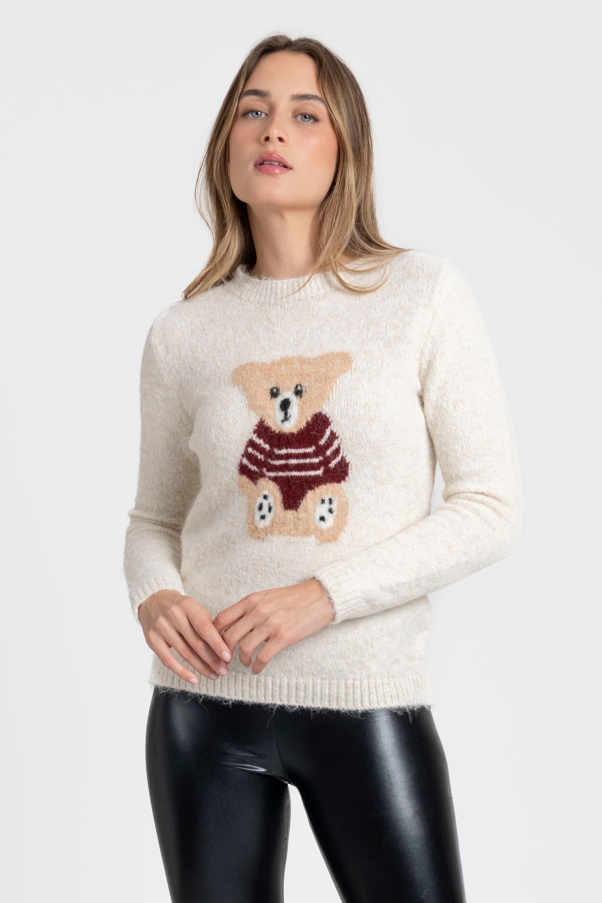 Pull jersey motif ours en mohair laine, coloris écru, porté par une femme avec un léger sourire, offrant une allure chaleureuse et accueillante.