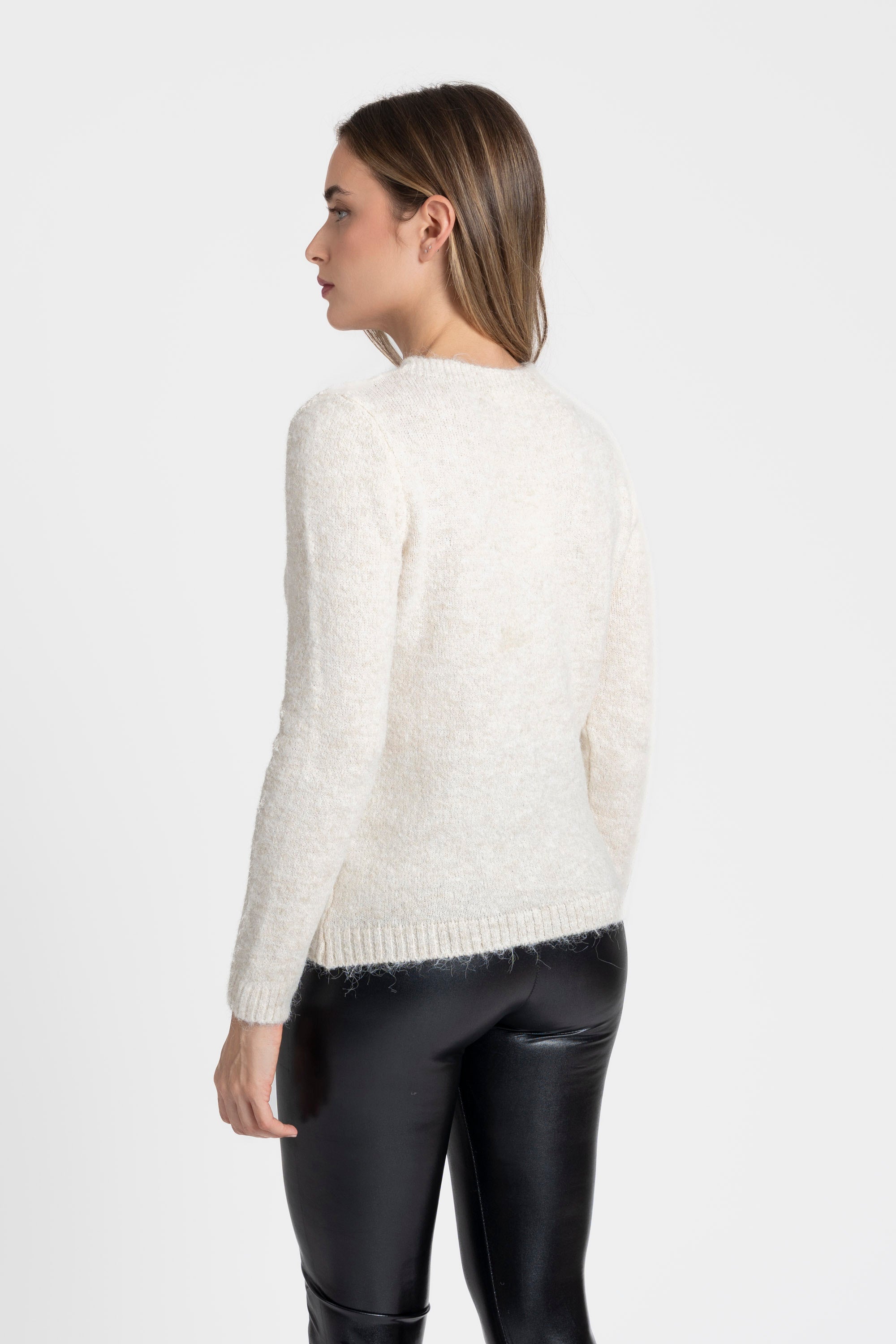 Vue arrière du pull jersey motif ours en mohair laine, coloris écru, mettant en avant la douceur et le confort du modèle.