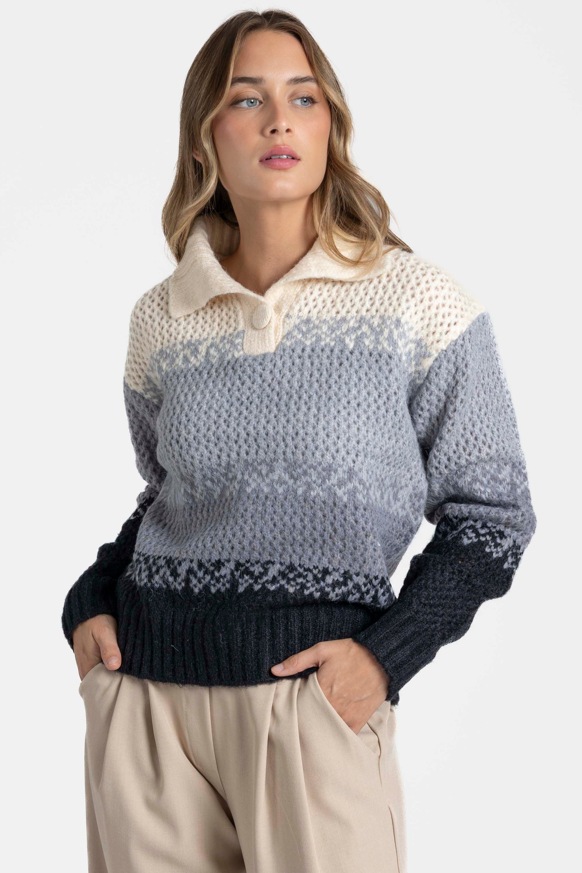 Modèle portant un pull polo femme en maille douce – Manches longues avec un design dégradé de gris, parfait pour un style décontracté.
