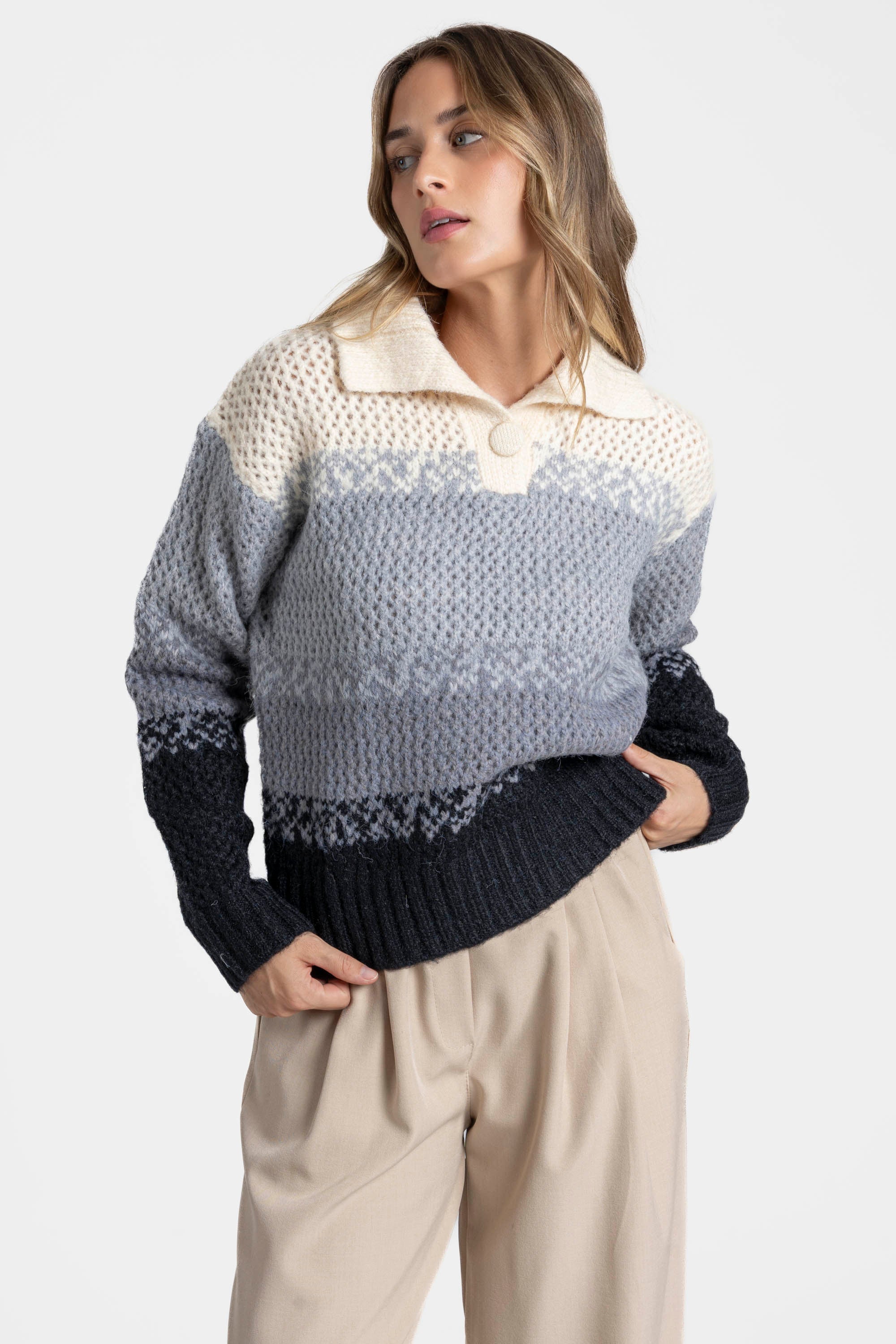 Look captivant avec un pull polo femme en maille douce – Manches longues, affichant une belle palette de gris et noir, idéal pour l'élégance quotidienne.