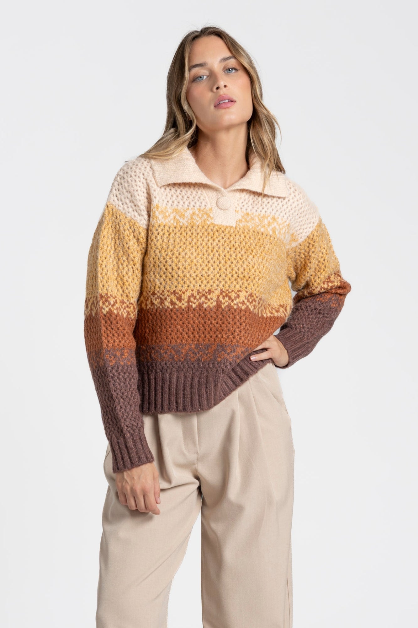 Femme affichant un pull polo femme en maille douce – Manches longues dans des teintes chaudes de jaune et orange, parfait pour la mi-saison.