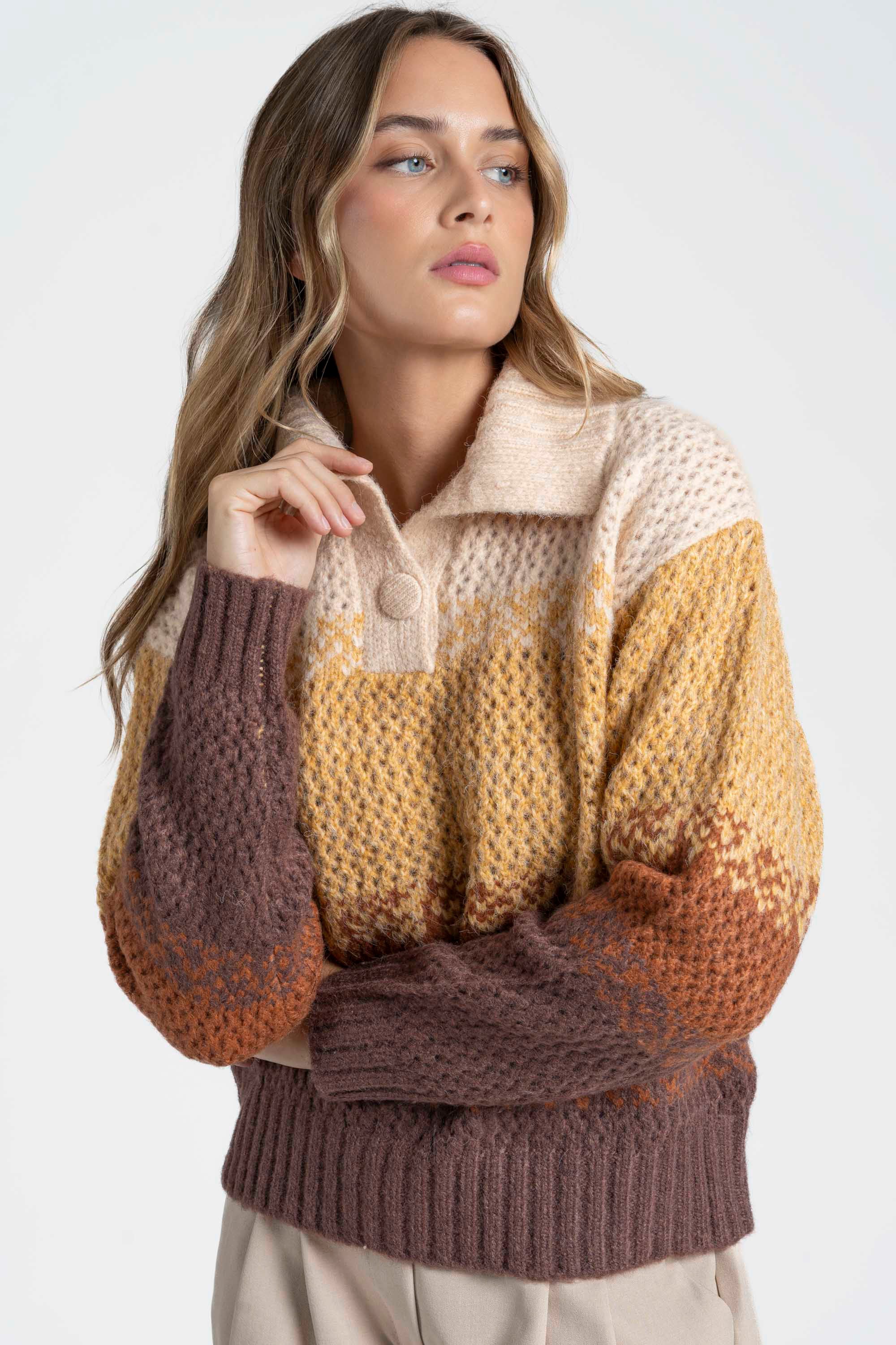 Look élégant d'une femme portant un pull polo femme en maille douce – Manches longues avec un joli motif rayé de couleurs chaudes.