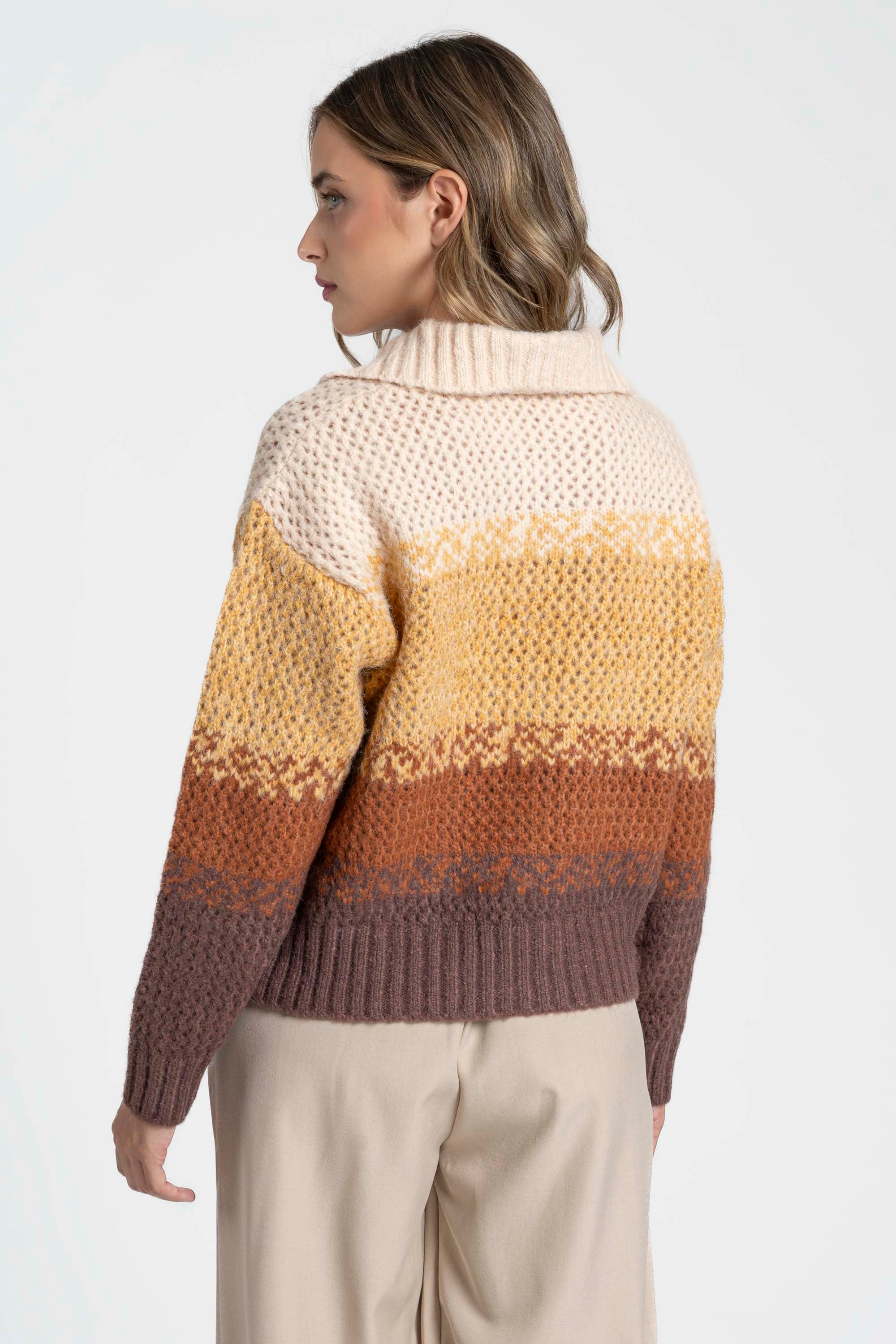 Vue de dos d'une femme avec un pull polo femme en maille douce – Manches longues dans des nuances terreuses, parfait pour un style confortable.