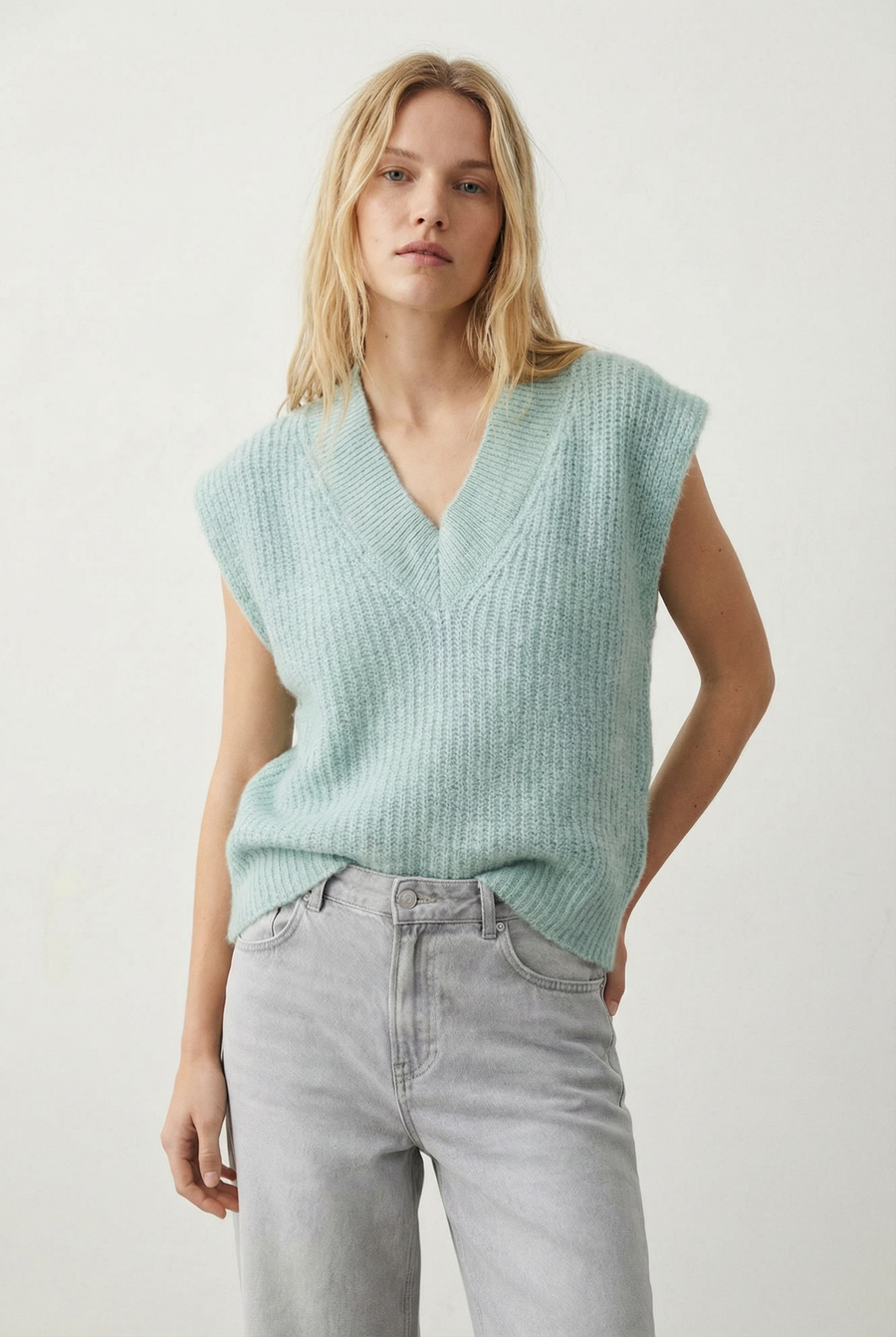 Pull sans manches en tricot col V vue de profil