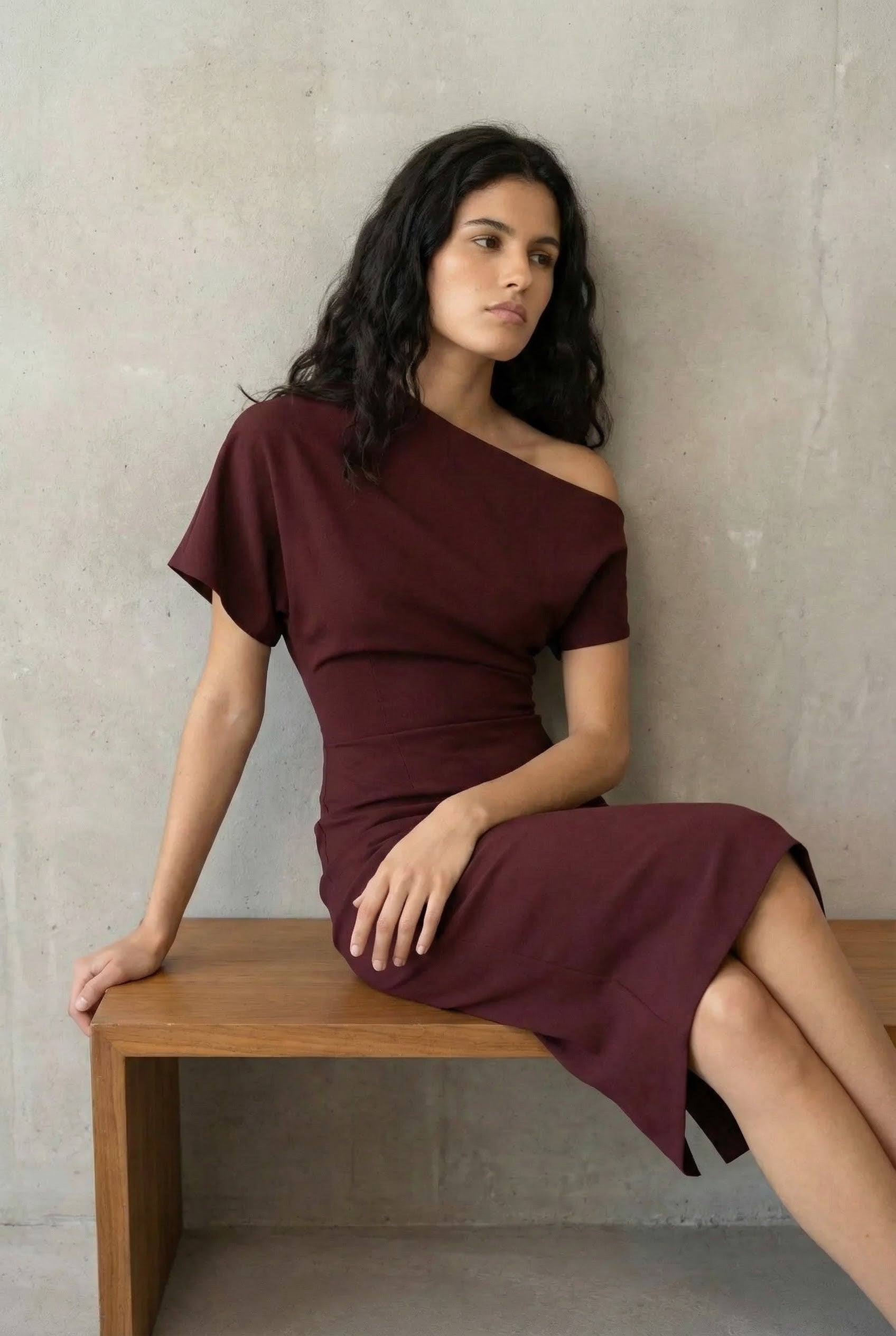 Vestido asimétrico burdeos chic: corte de poliéster elegante y versátil