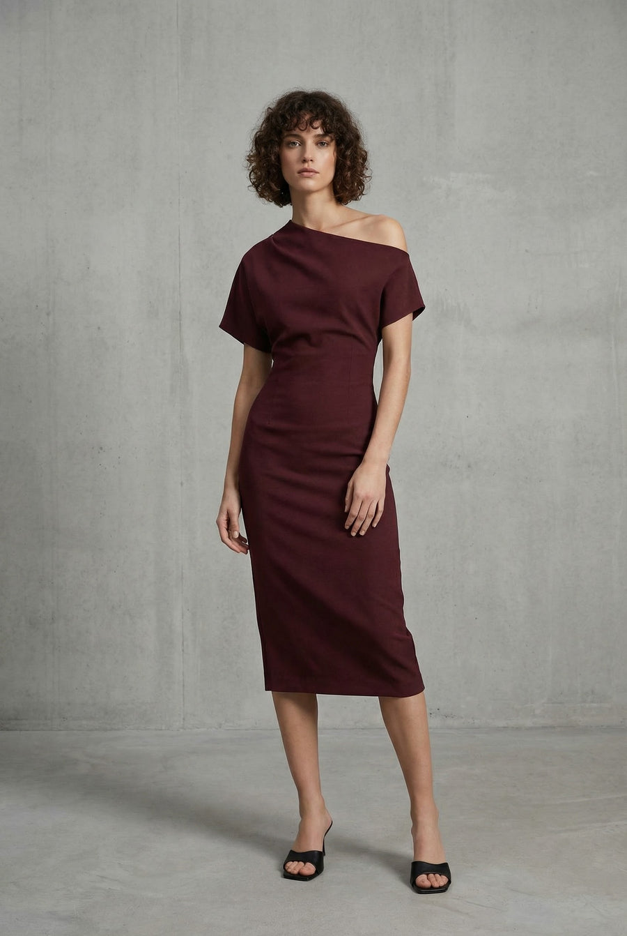 Vestido asimétrico burdeos chic: corte de poliéster elegante y versátil