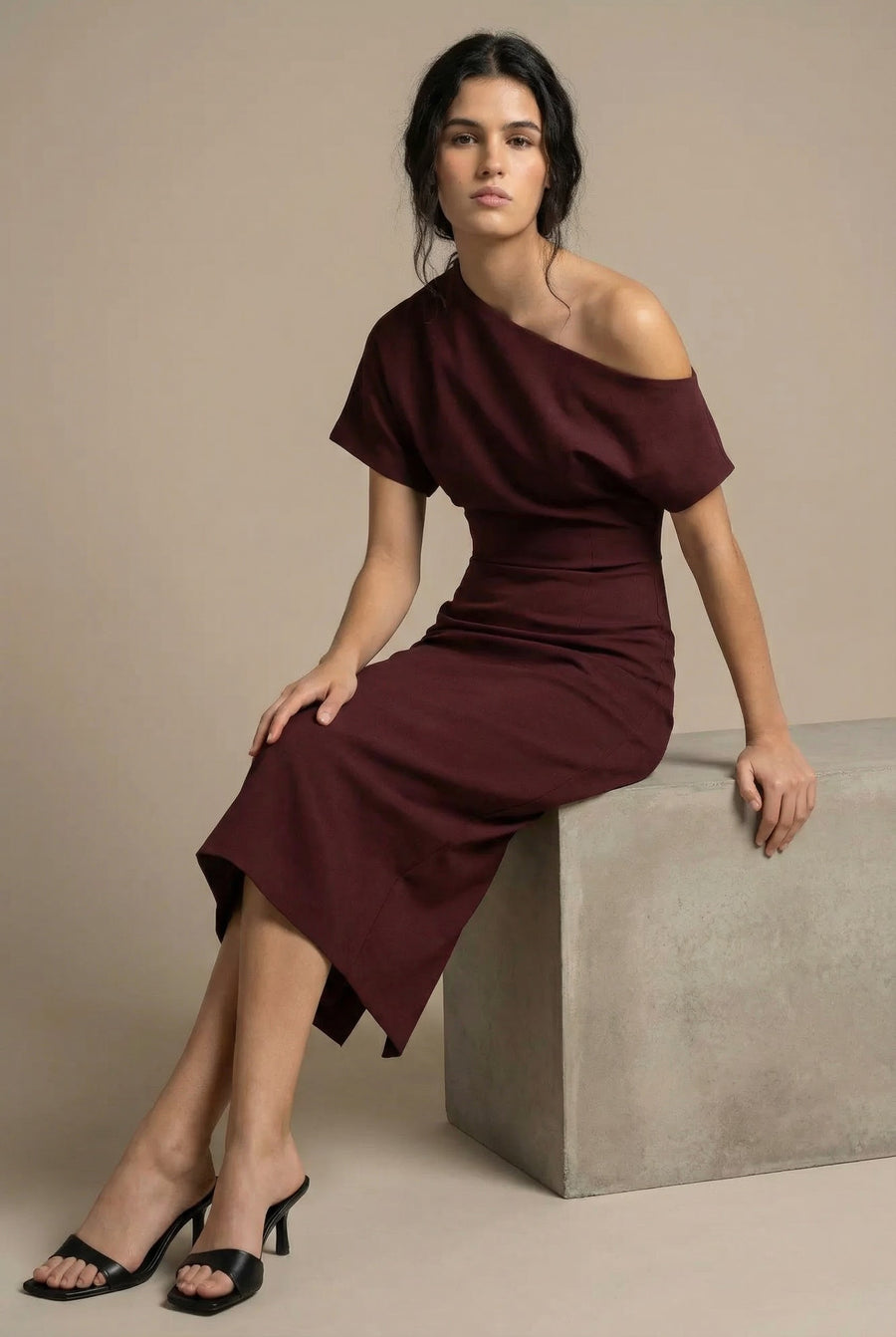 Vestido asimétrico burdeos chic: corte de poliéster elegante y versátil