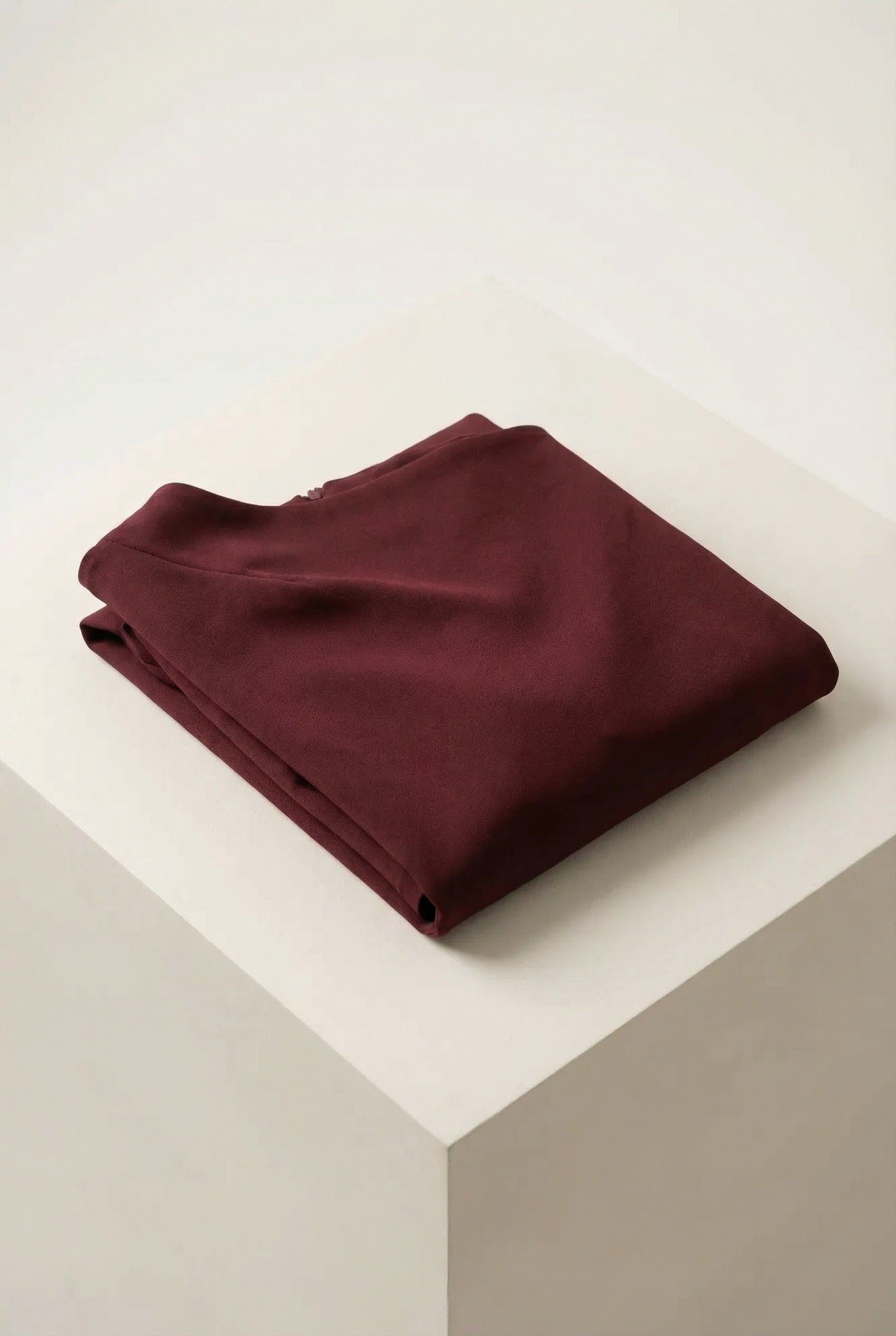 Vestido asimétrico burdeos chic: corte de poliéster elegante y versátil