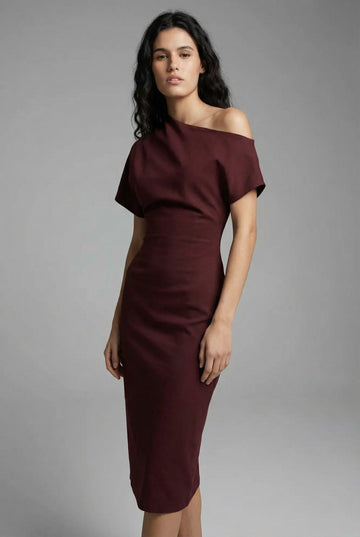 Vestido asimétrico burdeos chic: corte de poliéster elegante y versátil