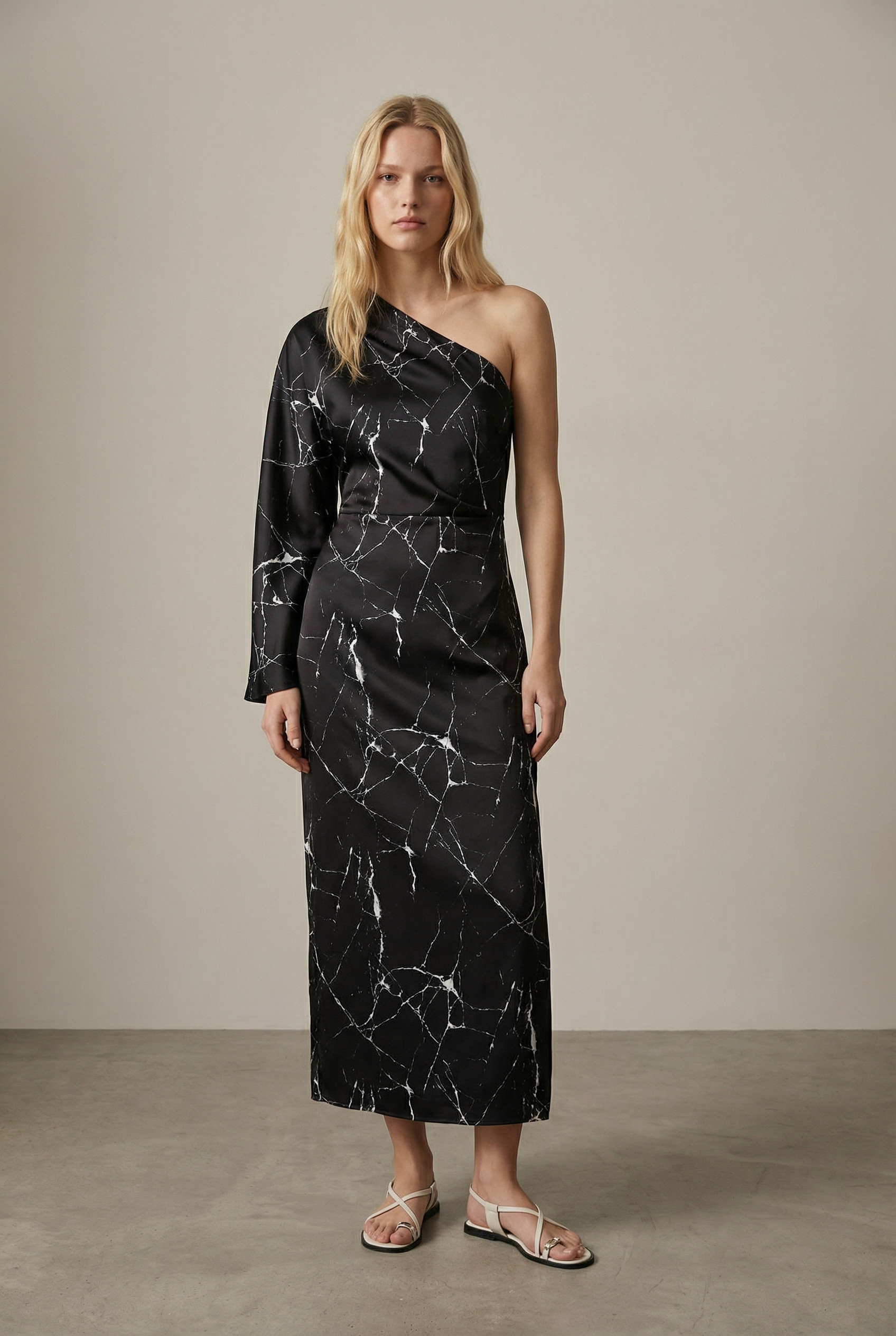 Vestido de noche asimétrico de satén negro para mujer con elegante estampado de mármol y una manga.