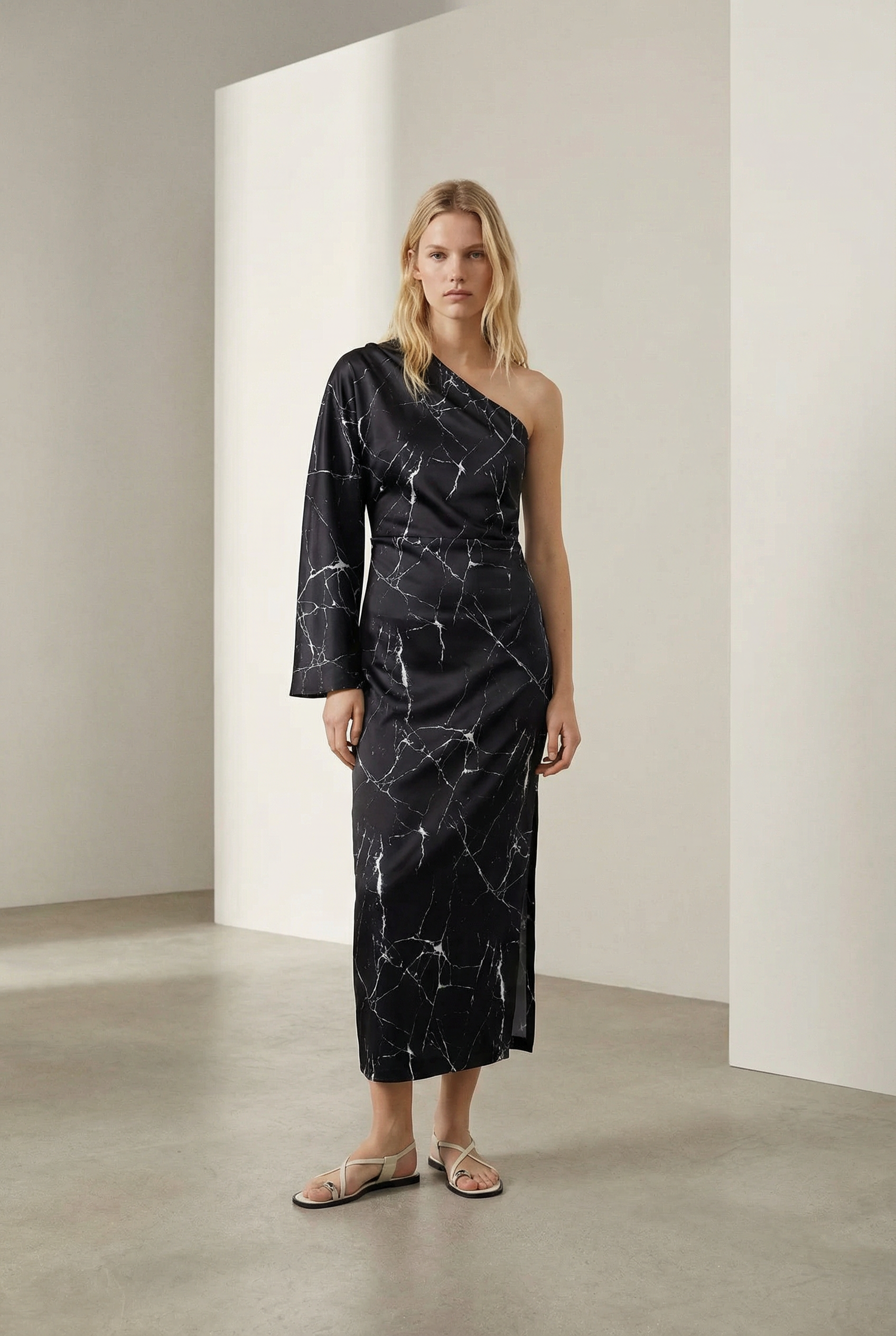 Vestido de noche asimétrico de satén negro para mujer con elegante estampado de mármol y una manga.
