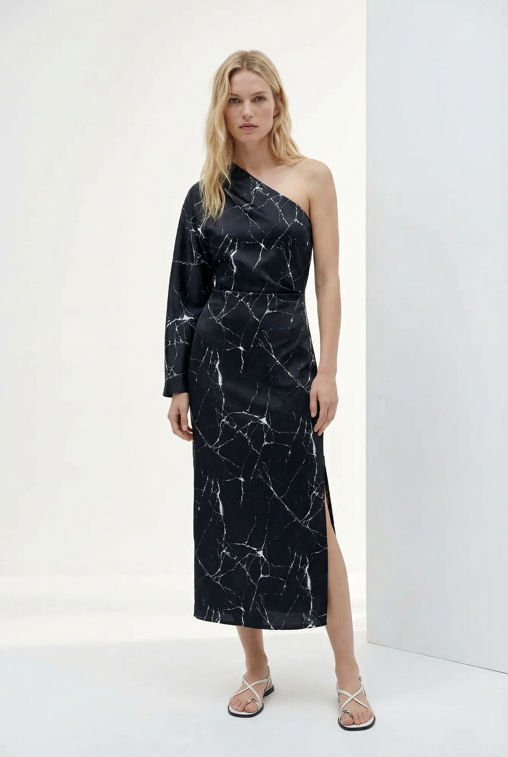 Vestido de noche asimétrico de satén negro para mujer con elegante estampado de mármol y una manga.