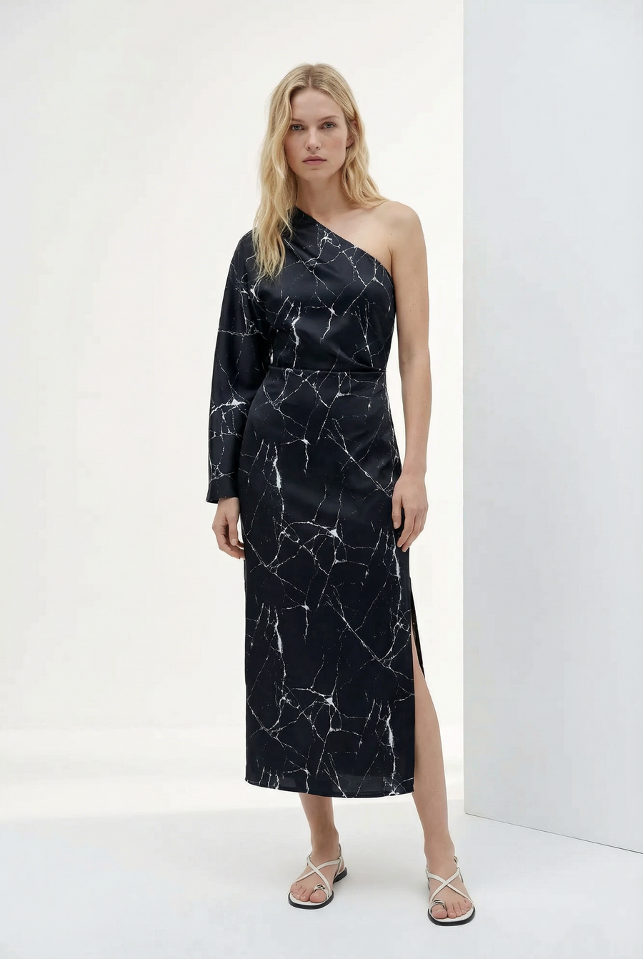 Vestido de noche asimétrico de satén negro para mujer con elegante estampado de mármol y una manga.