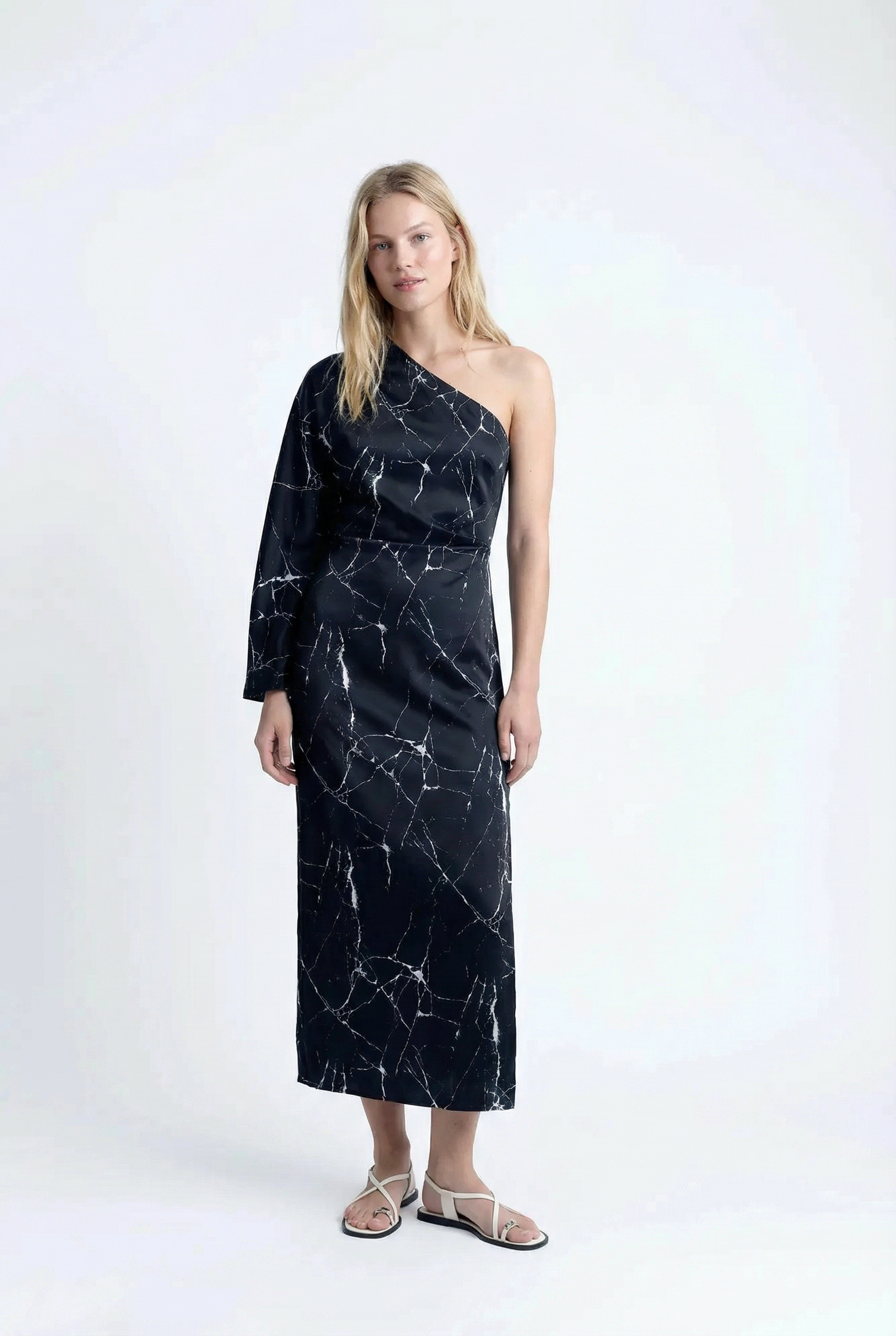 Vestido de noche asimétrico de satén negro para mujer con elegante estampado de mármol y una manga.